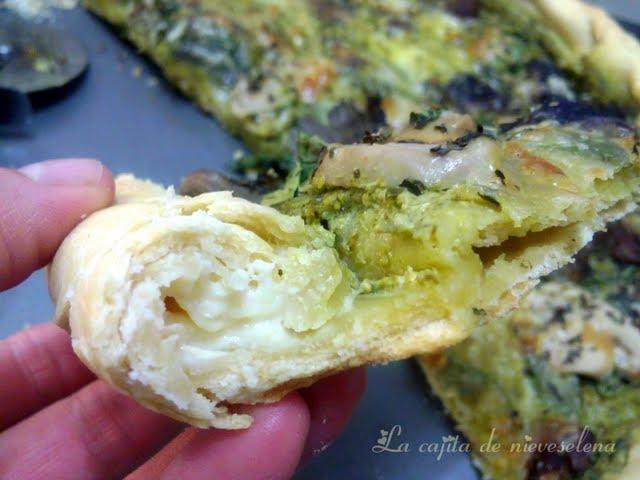 Rolling pizza pesto con setas y rúcula