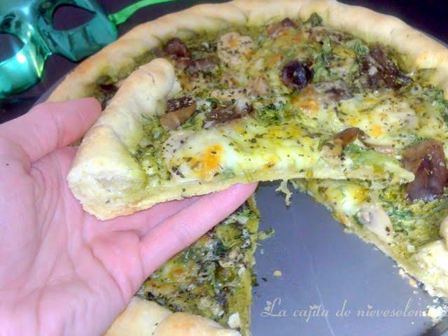 Rolling pizza pesto con setas y rúcula