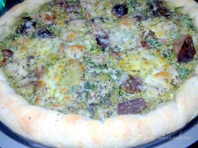 Rolling pizza pesto con setas y rúcula