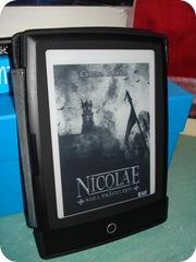 Los timbrazos del repartidor me despiertan de mal humor, pero al abrir el paquete se me olvida