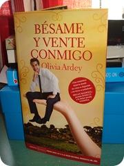 Los timbrazos del repartidor me despiertan de mal humor, pero al abrir el paquete se me olvida