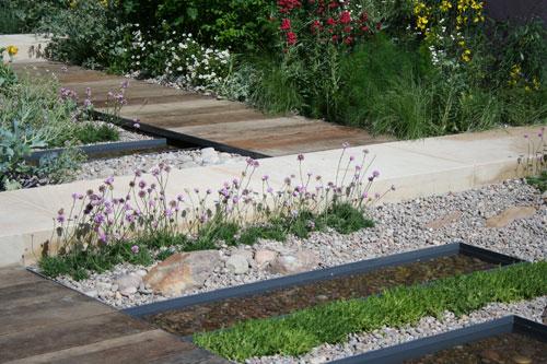 El-agua-usada-en-el-jardín-como-espejo