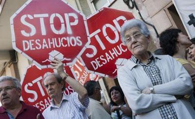 El PP, preso del pánico, da un paso atrás; la PAH, uno adelante.