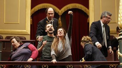 El PP, preso del pánico, da un paso atrás; la PAH, uno adelante.