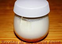 YOGURT CASERO CON MENBRILLO
