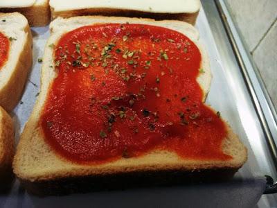 Vuestras cocinas: Falsa pizza de pan de molde (Mónica)