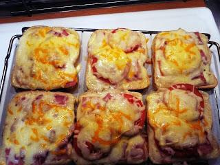 Vuestras cocinas: Falsa pizza de pan de molde (Mónica)