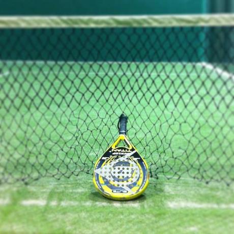 Jugar a padel. Raqueta Dunlop.