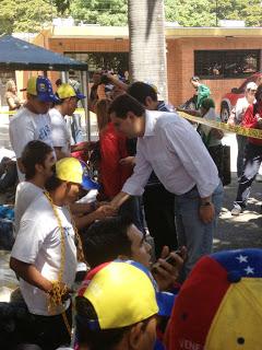 Lacayos del imperio yanqui montan show en Caracas