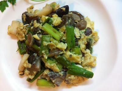 Revuelto De Ajetes Tiernos Y Setas Variadas