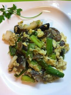 Revuelto De Ajetes Tiernos Y Setas Variadas