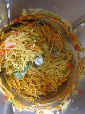 Fideuá de salchicas de pavo y pollo