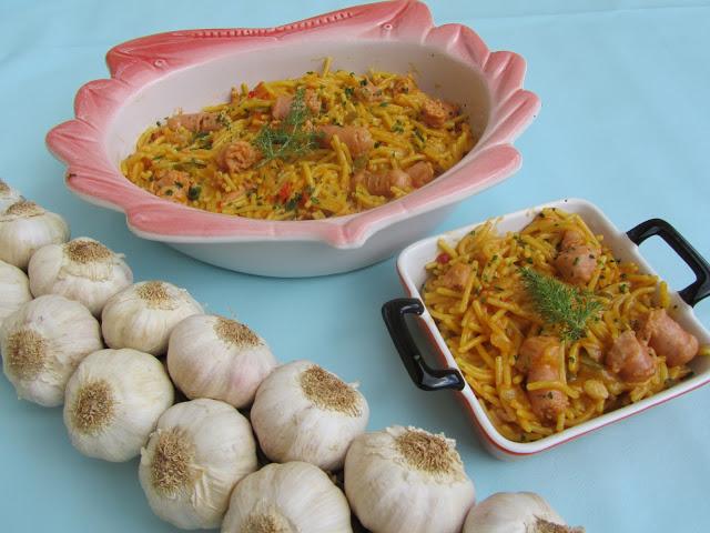 Fideuá de salchicas de pavo y pollo