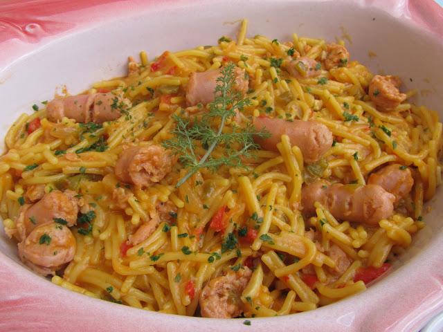 Fideuá de salchicas de pavo y pollo