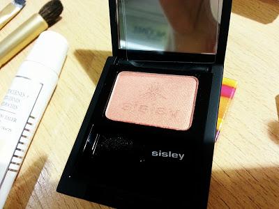 Hoy te presento, Sisley Paris