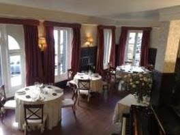 Cupido se sienta a la mesa