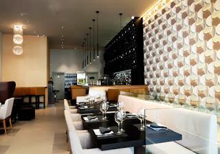 Cupido se sienta a la mesa Cupido se sienta a la mesa