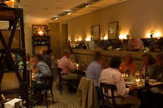 Cupido se sienta a la mesa