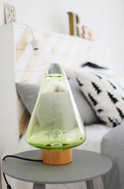 Cabecero_de_madera_para_dormitorio_principal_con_iluminación_cálida