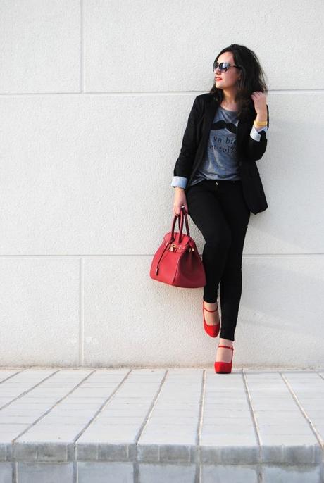 Le moustache Le moustache