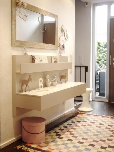 Cómo decorar un recibidor con mesitas de noche