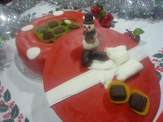 TARTA CAJA DE BOMBONES con bizcocho de naranja SIN GLUTEN (apta para celiacos)