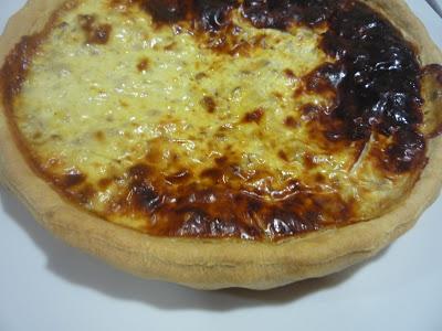 Tarta salada de queso, setas y nueces