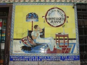 Azulejo de la Farmacia Juanse en Malasaña, Madrid