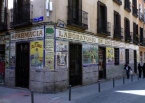 Fachada de la Farmacia Juanse, en el Barrio de Malasaña, Madrid