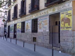 Azulejo de la Farmacia Juanse en Malasaña, Madrid