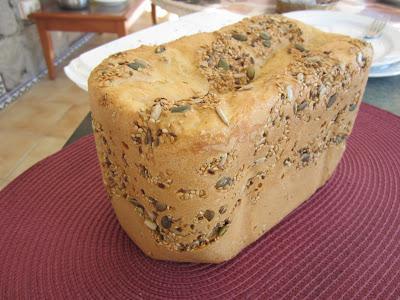 PAN DE HARINA DE ESPELTA Y SEMILLAS VARIADAS PAN DE HARINA DE ESPELTA Y SEMILLAS VARIADAS