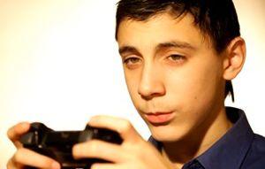 Gamer buscando diferencias gráficas