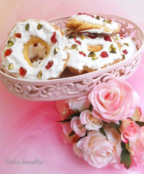 ROSQUILLAS CON GLASEADO DE MERENGUE, CEREZAS Y PISTACHOS