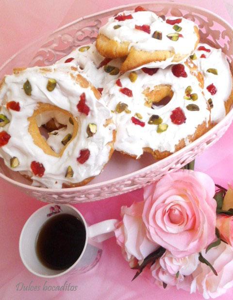 ROSQUILLAS CON GLASEADO DE MERENGUE, CEREZAS Y PISTACHOS