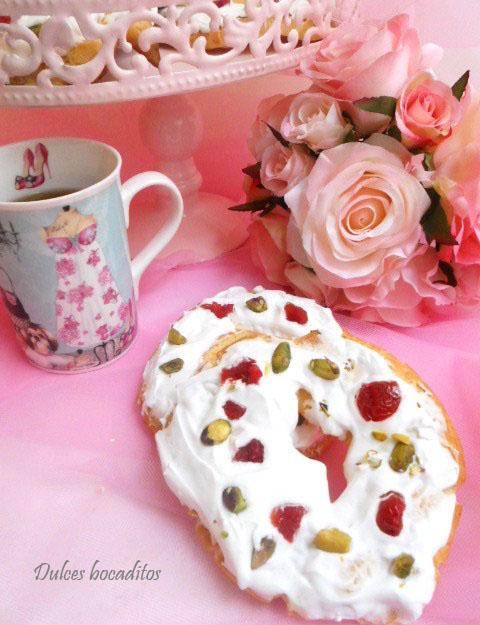 ROSQUILLAS CON GLASEADO DE MERENGUE, CEREZAS Y PISTACHOS