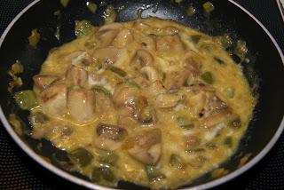 Tosta de revuelto de champinones y queso de cabra