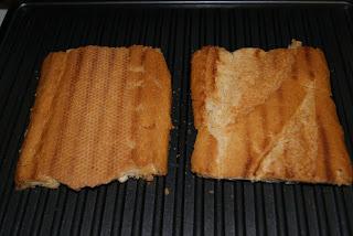 Tosta de revuelto de champinones y queso de cabra
