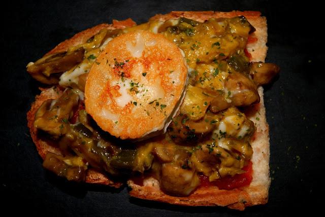 Tosta de revuelto de champinones y queso de cabra