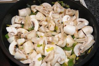 Tosta de revuelto de champinones y queso de cabra