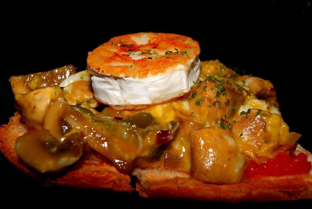 Tosta de revuelto de champinones y queso de cabra