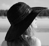 La pamela es un excelente complemento, elegante y favorecedor