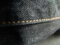 Para evitar la decoloración prematura de tus vaqueros negros: sal y vinagre