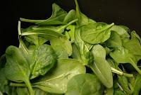 Agua de cocer espinacas: un clásico para recuperar el color negro