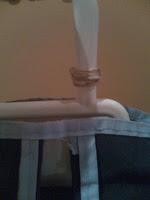 Perchas sujetas con goma elástica 2 Es la mejor manera de que tu ropa llegue planchada a tu destino