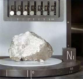 Descubren moléculas de agua en muestras de corteza lunar