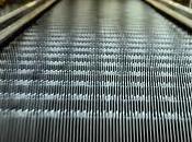 Bajo unas escaleras mecánicas