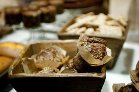 vintage taller de pan Serrajòrdia sillas vintage Quedamos en... panadería diseño barcelona muebles decapados mostrador panadería madera de pino teñida mesas vintage diseño nórdico diseño de interiores decoración vintage industrial decoración luz natural locales comerciales decoración industrial instalaciones a la vista decoración estilo vintage decoración estilo industrial decoración de panaderias decoración de interiores decoración de cafeterías cafes decoracion de bares deco bloggers blog interiorismo blog estilo nórdico blog decoración nórdica blog decoración 