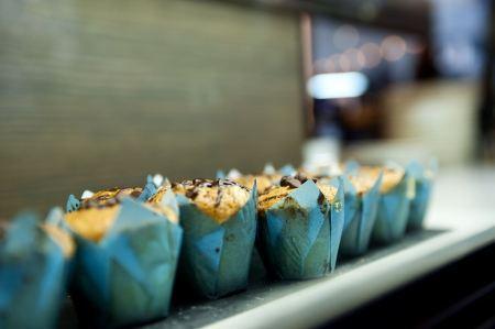 vintage taller de pan Serrajòrdia sillas vintage Quedamos en... panadería diseño barcelona muebles decapados mostrador panadería madera de pino teñida mesas vintage diseño nórdico diseño de interiores decoración vintage industrial decoración luz natural locales comerciales decoración industrial instalaciones a la vista decoración estilo vintage decoración estilo industrial decoración de panaderias decoración de interiores decoración de cafeterías cafes decoracion de bares deco bloggers blog interiorismo blog estilo nórdico blog decoración nórdica blog decoración 