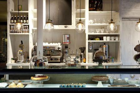 vintage taller de pan Serrajòrdia sillas vintage Quedamos en... panadería diseño barcelona muebles decapados mostrador panadería madera de pino teñida mesas vintage diseño nórdico diseño de interiores decoración vintage industrial decoración luz natural locales comerciales decoración industrial instalaciones a la vista decoración estilo vintage decoración estilo industrial decoración de panaderias decoración de interiores decoración de cafeterías cafes decoracion de bares deco bloggers blog interiorismo blog estilo nórdico blog decoración nórdica blog decoración 