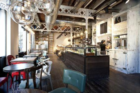 vintage taller de pan Serrajòrdia sillas vintage Quedamos en... panadería diseño barcelona muebles decapados mostrador panadería madera de pino teñida mesas vintage diseño nórdico diseño de interiores decoración vintage industrial decoración luz natural locales comerciales decoración industrial instalaciones a la vista decoración estilo vintage decoración estilo industrial decoración de panaderias decoración de interiores decoración de cafeterías cafes decoracion de bares deco bloggers blog interiorismo blog estilo nórdico blog decoración nórdica blog decoración 